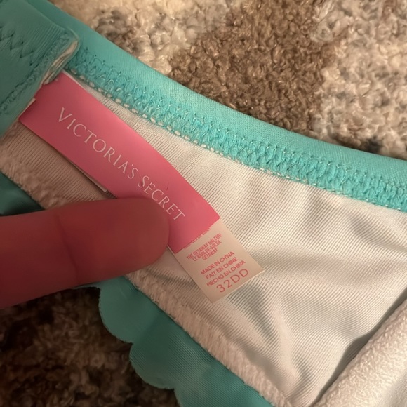 VS 32DD Scalloped Bikini Top - Picture 4 of 4